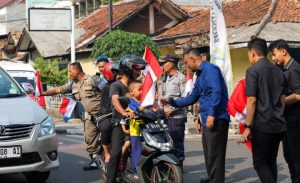 Semarak HUT Ke-78 RI, Pemkab Purwakarta Bagikan Ribuan Bendera kepada warga