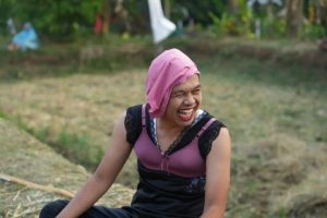 Geulis Pisan Eung, Dedi Mulyadi Kenakan Bikini dan Bra Saat Ikut Panjat Pinang di Subang