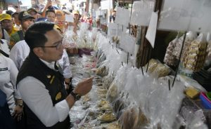 Blusukan ke Pasar di Sumedang, Ridwan Kamil Sosialisasikan Pembayaran Sistem Digital