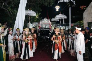 Kembali Bertugas Bawa Bendera Pusaka, Ribuan Warga Subang Antar Ki Jaga Rasa ke Istana Negara 