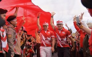 Ridwan Kamil Ikut Mengarak Bendera Pada Festival Merah Putih di Bogor