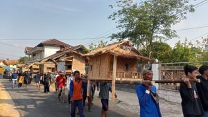 Warga Majalengka Gelar Festival Wakare, Gotong Royong Panggul 7 Rumah