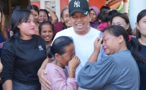 Momen Haru Saat KDM Temui Bocah Hidupi Nenek yang Diberi Modal Usaha Warung di Subang