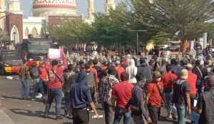 Simulasi Pengamanan! Massa Jarah Pertokoan di Majalengka. Polisi Ambil Tindakan Terukur