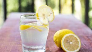 Bisa Bantu Kecilkan Perut, Ini Cara Bikin Air Lemon untuk Diet