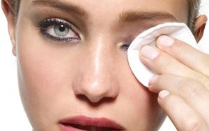Catat Girls! Inilah Tips Membersihkan Riasan Mata Hingga Tuntas