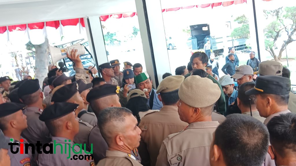 Demo HMI di Gedung DPRD dan Pemkab Subang Diwarnai Ricuh