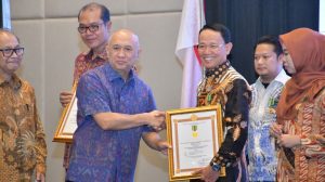 Jelang Lengser, Bupati Majalengka Karna Sobahi Terima Penghargaan dari Menteri KUKM
