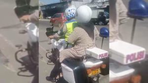 Unik, Seorang Ibu Hamil Ngidam Keliling Naik Moge Polisi di Subang