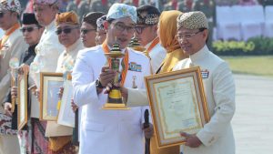 Bupati Majalengka Diganjar Penghargaan Layanan Administrasi Kependudukan