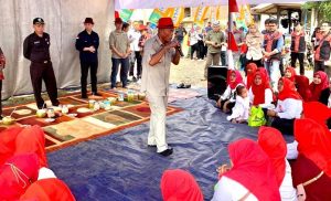 Bagikan Bantuan, Bupati Subang: Didik Sakolakeun Anak Incu Urang
