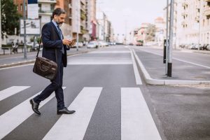 Jangan Dianggap Sepele, Ada Bahaya Besar Saat Gunakan Ponsel Sambil Berjalan