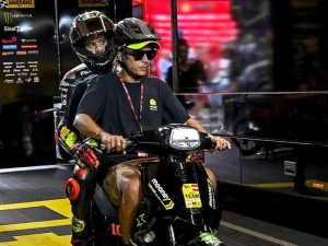 Motor Bezzecchi Kehabisan Bensin, Jadi Terpaksa Harus Naik ‘Ojek’ Rossi