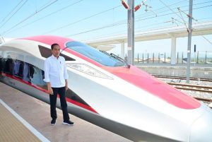 Kurangi Kemacetan, Jokowi Minta Jabar Siapkan Rencana LRT Terintegrasi