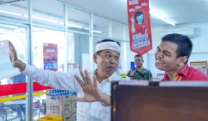 Kisah Pegawai Disabilitas di Minimarket Majalengka, Ditinggal Ayah Sejak Bayi Kini Berjuang Menafkahi Ibu
