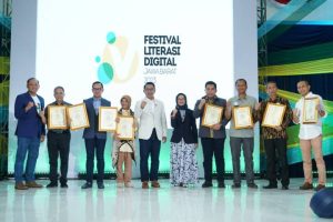 Bupati Indramayu Nina Agustina Dianugerahi Tokoh Literasi Digital Award 2023