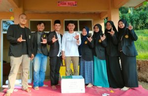 Peserta KKN STAI Riyadhul Jannah Subang Sumbang Buku Bacaan untuk Pojok Baca di Purwakarta