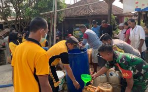 Kekeringan Meluas, Polisi dan TNI di Subang Kirim Air Bersih ke Dawuan