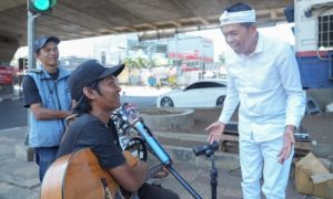 Dedi Mulyadi Dibuat Meleleh Oleh Suara Pengamen Bandung