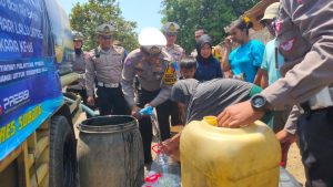 Satlantas Polres Subang Kirim Bantuan Air Bersih ke Warga Dawuan
