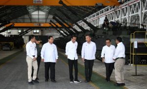 Bey Machmudin Dampingi Presiden Jokowi ke PT Pindad Bandung