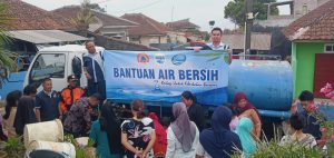 Pabrik AQUA Subang Bantu Salurkan Air Bersih untuk Warga Palasari Ciater
