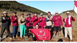 Pemuda Muslim Cianjur Dukung Warga Kaki Gunung Gede Tolak Proyek Geotermal saat lakukan pendakian TNGGP