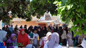 Mulai Didistribusikan, Ribuan Warga Soklat Subang Serbu Bantuan Beras 10 Kg