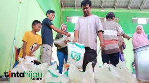Warga Tak Mampu Berkurang, Kelurahan Sukamelang Subang Bagikan Beras 10 Kg untuk 1691 Orang