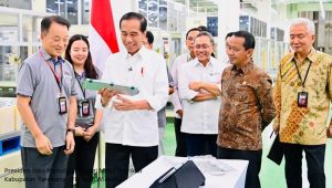 Presiden Jokowi Tinjau Pabrik Baterai Mobil Listrik di Karawang
