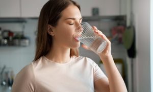 Ada Manfaat Dasyat Jika Kita Membiasakan Minum Air Putih di Pagi Hari