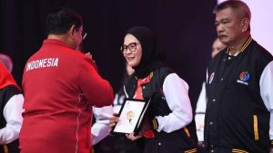 Bupati Indramayu Penghargaan Pada Peringatan Hari Olahraga Nasional (Haornas) XL di Jakarta
