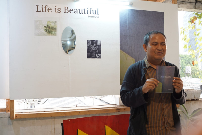 Life is Beautiful, Melihat Kecantikan Dunia di Balik Lensa