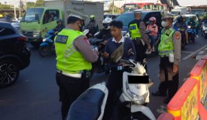 Bolehkah Menolak Tunjukkan SIM dan STNK Jika Tidak Melanggar Aturan Lalu Lintas?