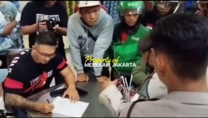 Polisi Tangkap Dua Pengeroyok YouTuber Cegat Motor Lawan Arah di Tebet