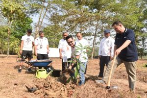 Mumpung Kemarau Panjang, PT. DAHANA Lakukan Penanaman Ratusan Pohon Buah
