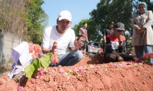 Dedi Mulyadi ‘Ziyarah’ ke Kuburan Maasal di Sisi Jalan