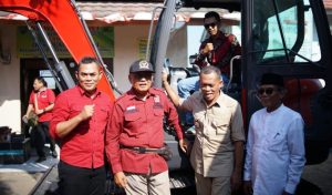 Poktan Tambak Saluyu Langensari Subang Dapat Bantuan Excavator Bikinan Pindad
