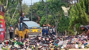 Polres Subang Musnahkan Ribuan Botol Miras