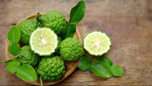 Manfaat Luar Biasa Air Rebusan Daun Jeruk Purut untuk Kesehatan