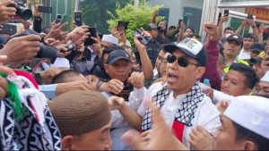 Munarman Bebas, Keluar LP Salemba dengan Topi ‘Save Palestine’