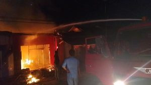 Warung Remang-Remang di Jalur Pantura Subang Ludes Terbakar, Pekerja Berhamburan