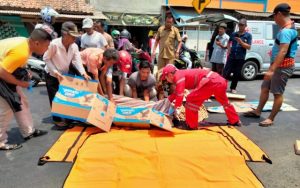 Terlindas Truk Beton, Pemotor Tewas Mengenaskan di Jalur Pagaden Subang