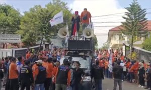 Blokir Kantor Disnakertrans, Aliansi Buruh Subang Desak UMK Naik 20 Persen