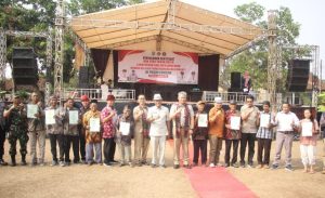 Ratusan Warga Pasirbungur, Purwadadi Subang Terima Sertifikat Hak Atas Tanah Objek Land Reform