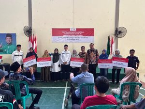 Kiai Maman Imanulhaq Salurkan Bansos Rp 51 Miliar di Majalengka