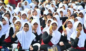 Ribuan Siswa di Kabupaten Majalengka Pecahkan Rekor MURI Makan Pisang Serentak Terbanyak