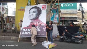 Satpol PP Bersihkan Atribut Politik di Flyover Pamanukan Subang 