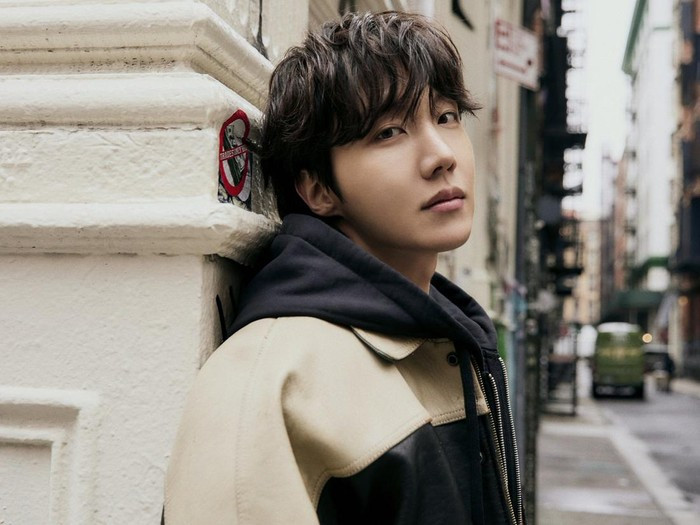 J-Hope BTS Jadi Wamil, Penampilannya Jadi Sorotan