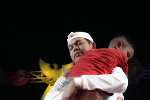 Anak Yatim Ini Bikin Dedi Mulyadi Termehek-mehek di Atas Panggung Safari Cinta di Karawang